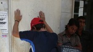 پناهندگی در یونان: رویای آوارهای با کتاب سارتر پناهندگی در یونان: رویای آوارهای با کتاب سارتر