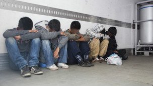 پناهندگی در یونان: رویای آوارهای با کتاب سارتر پناهندگی در یونان: رویای آوارهای با کتاب سارتر