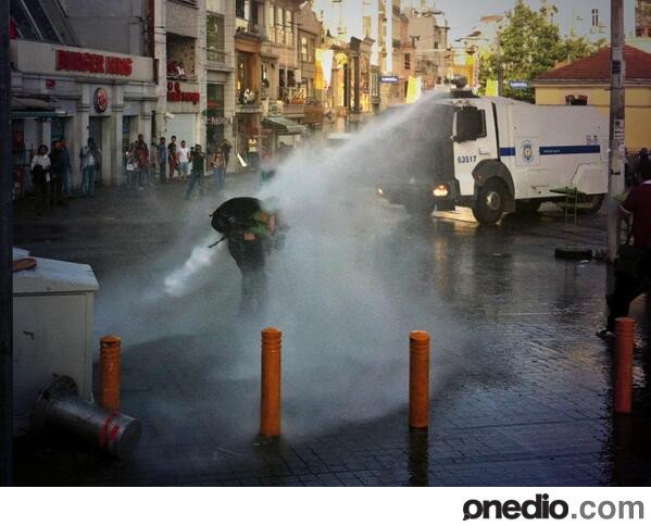 حمله خشونت‌آمیز پلیس استانبول به تظاهرکنندگان 2