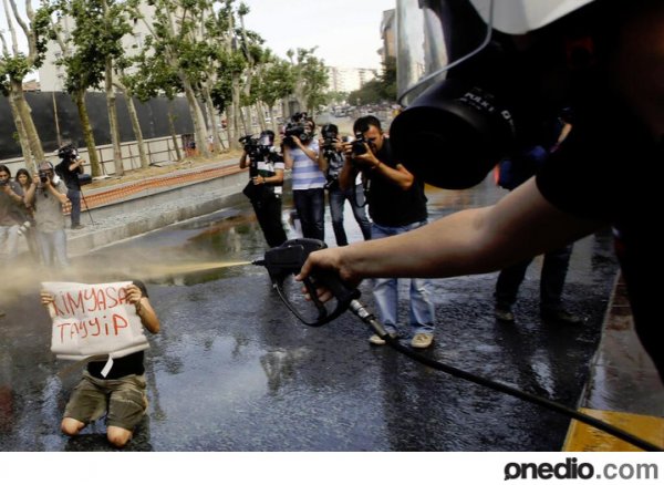 حمله خشونت‌آمیز پلیس استانبول به تظاهرکنندگان 2