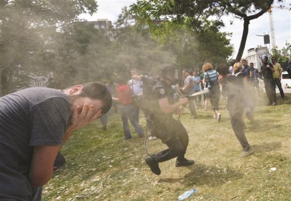 حمله خشونت‌آمیز پلیس استانبول به تظاهرکنندگان 2