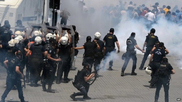 حمله خشونت‌آمیز پلیس استانبول به تظاهرکنندگان 2