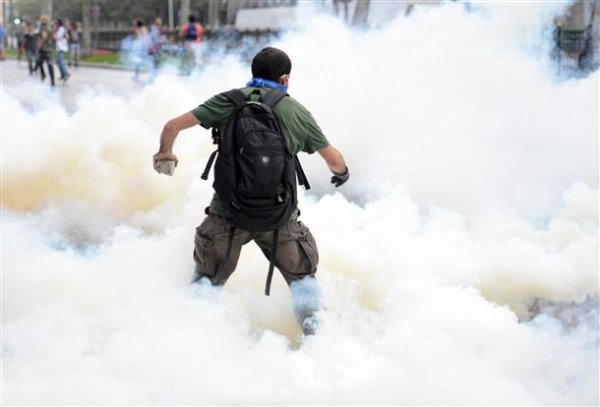 حمله خشونت‌آمیز پلیس استانبول به تظاهرکنندگان 2