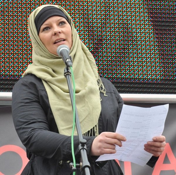 خواهر زن تونی بلر، پیش و پس از مسلمان شدن 